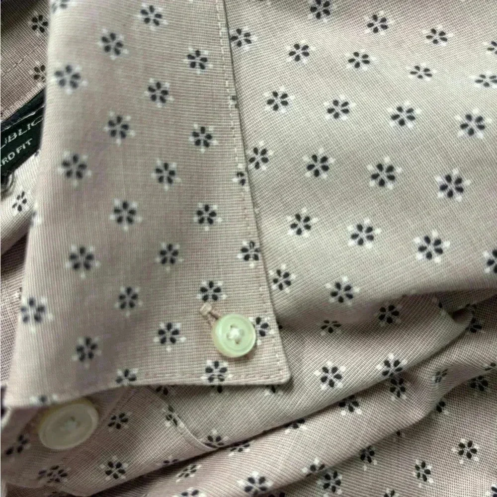 Banana republic Non-iron standard fit light pink flower button down shirt sz med